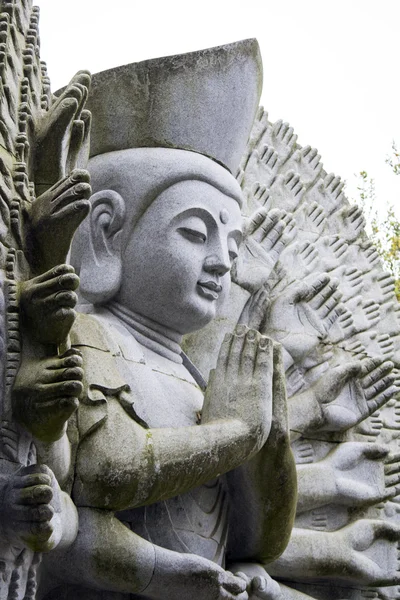 Boeddha standbeeld op een park. — Stockfoto