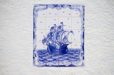 Portekizce caravel gemi gösteren güzel bir şekilde dekore edilmiş azulejo kiremit