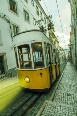 Ünlü vintage elektrikli tramvaylar Lizbon'da dolaşan