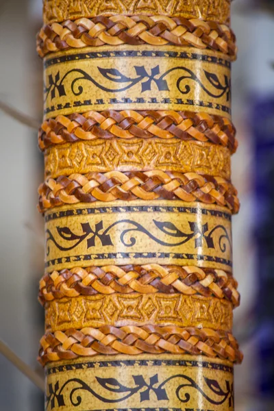 Muchas pulseras de cuero y textiles diferentes — Foto de Stock