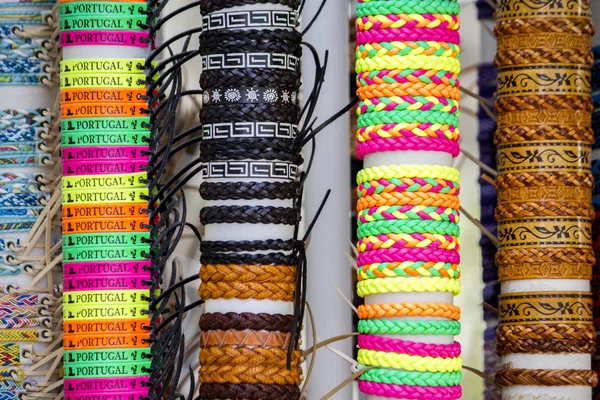 Muchas pulseras de cuero y textiles diferentes — Foto de Stock