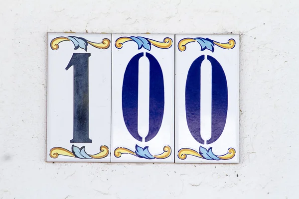 Belle tuile azulejo décorée représentant le nombre cent — Photo