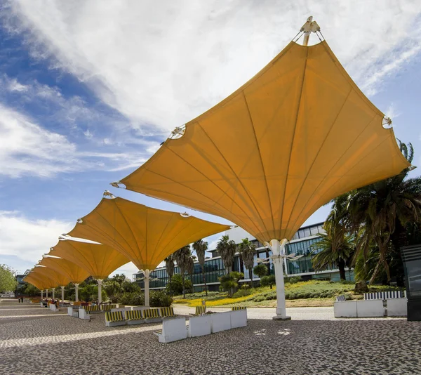 Belo parque urbano das Nações localizado em Lisboa, Portugal — Fotografia de Stock