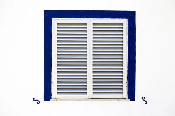 Moderne aluminium venster met een blauw frame — Stockfoto