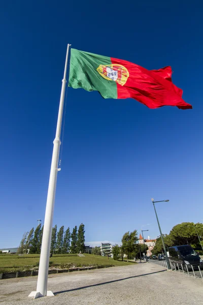 Portugese vlag in de wind fladderende. — Stockfoto