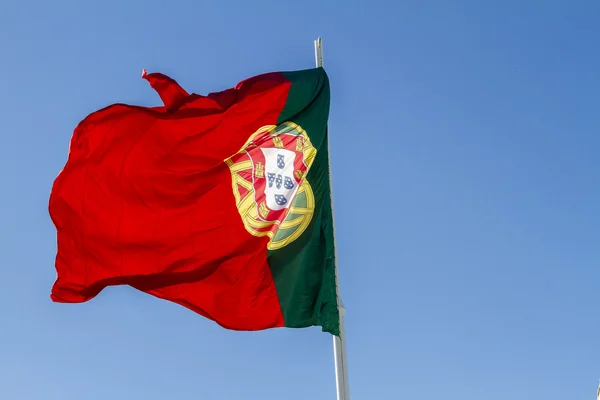 Portugese vlag in de wind fladderende. — Stockfoto