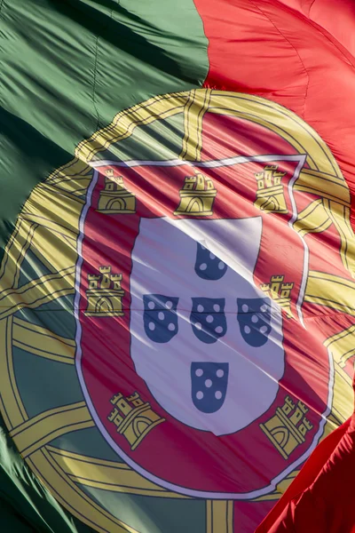 Drapeau portugais battant dans le vent . — Photo