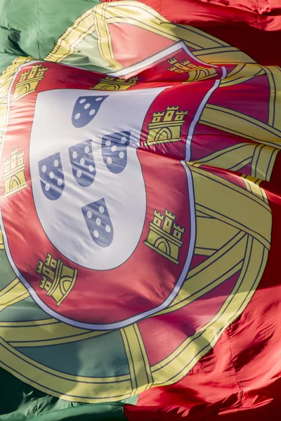 Portugiesische Flagge flattert im Wind. — Stockfoto