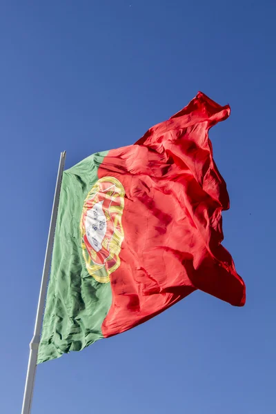 Португальский флаг, развевающийся на ветру . — стоковое фото