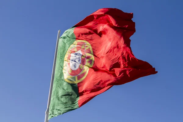 Portugiesische Flagge flattert im Wind. — Stockfoto