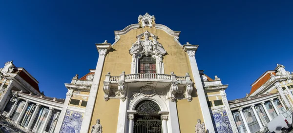 Vackert dekorerad byggnad av azulejo plattor ligger nära parken Eduardo vii — Stockfoto