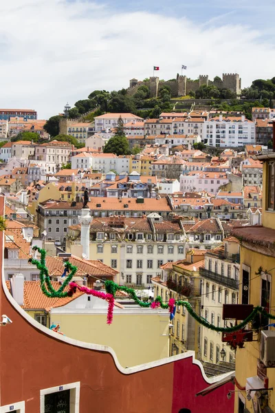 Όμορφο κέντρο της πόλης της Λισαβόνας με ορόσημο κάστρο Sao Jorge — Φωτογραφία Αρχείου