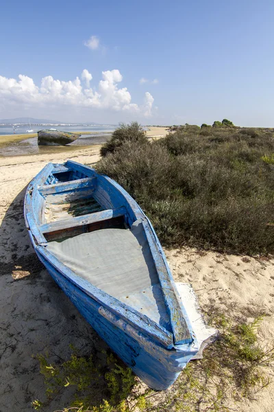 Vista de um velho barco abandonado — Fotografia de Stock