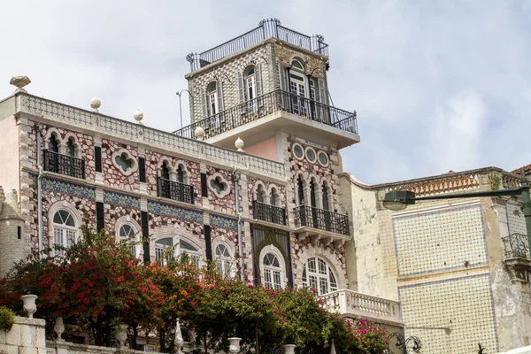 Azulejo döşeme Alfama bölgesinde yer alan güzel bir şekilde dekore edilmiş bina