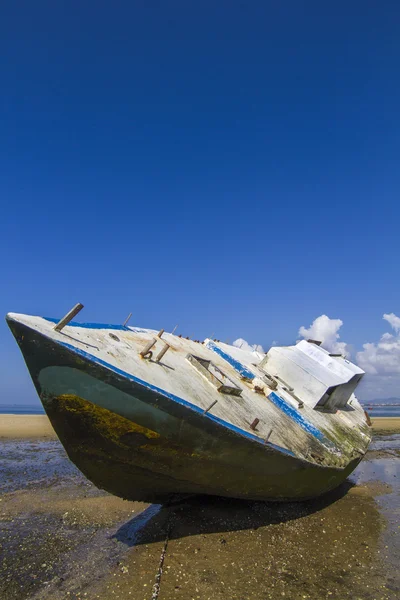 Вид старой брошенной лодки — стоковое фото