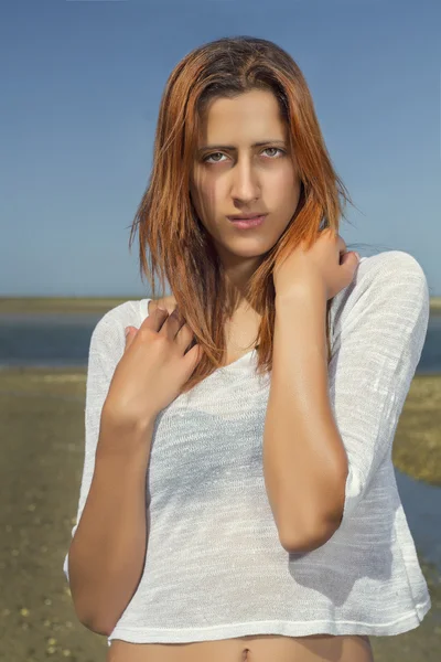 Jeune fille posant dans les marais . — Photo
