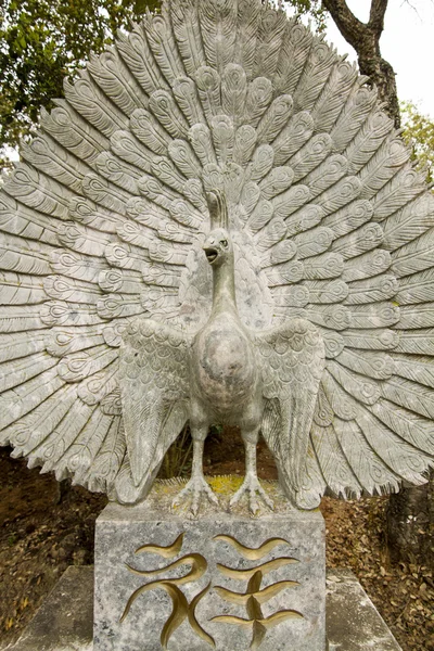 Schöne Vogelstatue — Stockfoto