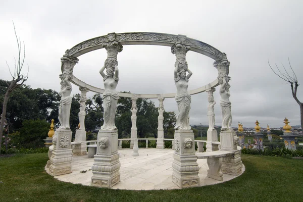 Estatuas artísticas y clásicas sobre una estructura circular tipo gazebo — Foto de Stock