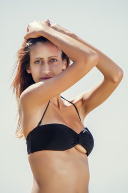 Genç kız bataklıklar içinde poz.