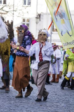 Kostüm ve geleneksel maskeler geçidi