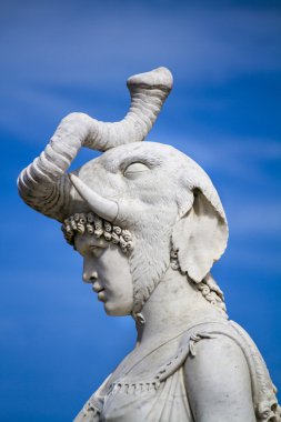 Birinin heykeller görünümü kapatın