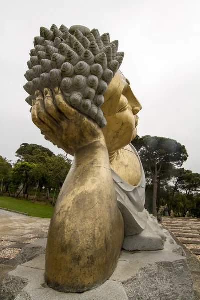Fekvő Buddha szobor a parkban. — Stock Fotó