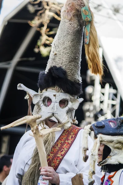 Parade de costumes et masques traditionnels — Photo