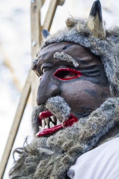 Parade van kostuums en traditionele maskers — Stockfoto