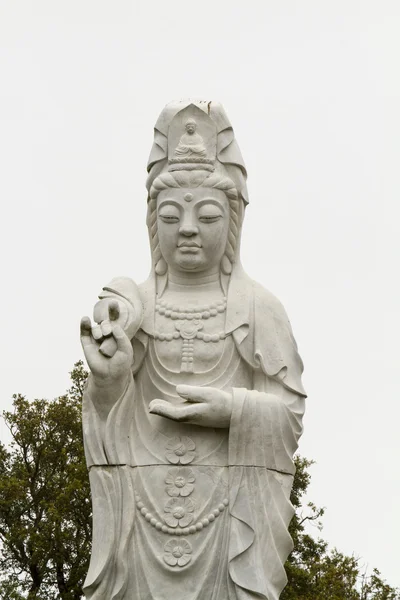 Buda heykeli üzerinde bir park. — Stok fotoğraf