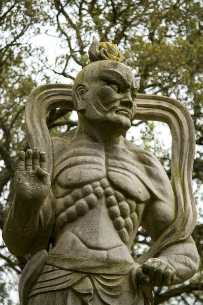 Buda heykeli üzerinde bir park. — Stok fotoğraf