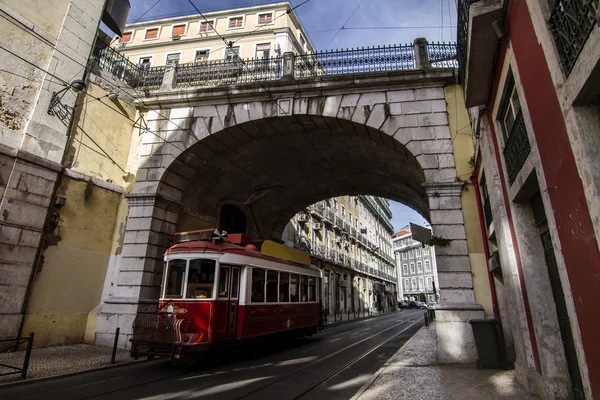 Ünlü vintage elektrikli tramvaylar Lizbon'da dolaşan — Stok fotoğraf