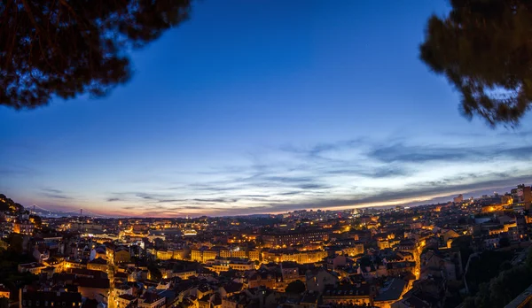 Fantástica vista noturna do miradouro da Graca — Fotografia de Stock
