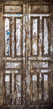 Ahşap kapı dışarı yıpranmış eski