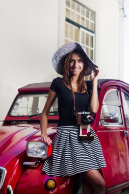 Şehrin fotoğraf kamera ile genç kız.