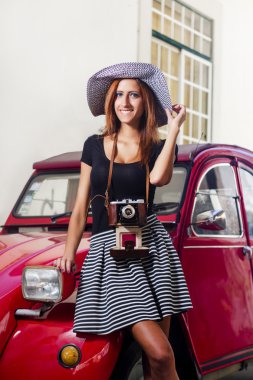 Şehrin fotoğraf kamera ile genç kız.