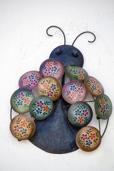 Künstlerische niedliche eiserne Insekten mit Porzellangeschirr — Stockfoto