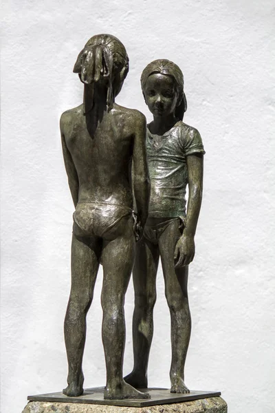 Vedere a unei statui de bronz a două fete — Fotografie, imagine de stoc