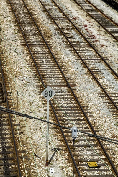 Mehrere Bahngleise auf einem Bahnhof — Stockfoto