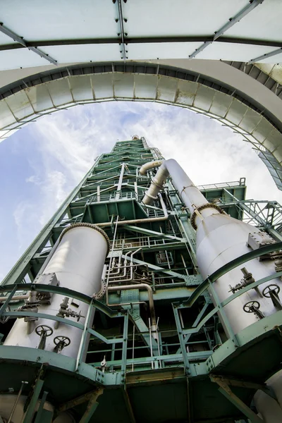 Vista de cerca de un complejo de refinería desactivado — Foto de Stock