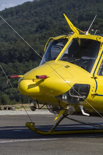 Helicóptero de bomberos estacionado . — Foto de Stock