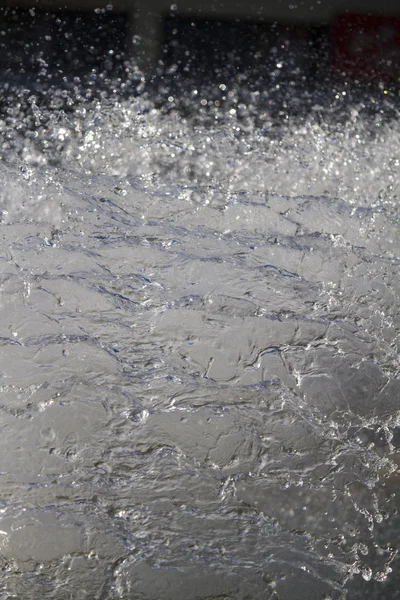 Platzen vieler winziger Wassertröpfchen. — Stockfoto