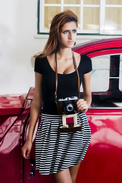 Young girl with photographic camera in the city. — Stock Photo, Image