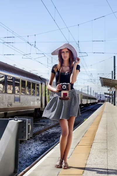 Jong meisje met fotografische camera in de stad. — Stockfoto