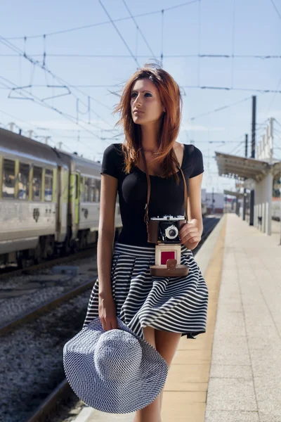 Chica joven con cámara fotográfica en la ciudad . —  Fotos de Stock