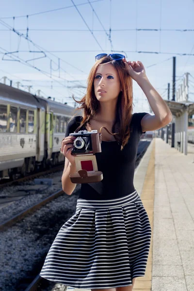 Chica joven con cámara fotográfica en la ciudad . — Foto de Stock