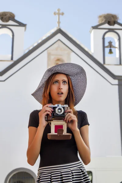 Chica joven con cámara fotográfica en la ciudad . —  Fotos de Stock