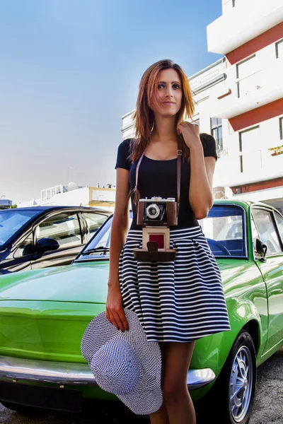 Chica joven con cámara fotográfica en la ciudad . —  Fotos de Stock