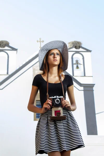 Chica joven con cámara fotográfica en la ciudad . —  Fotos de Stock