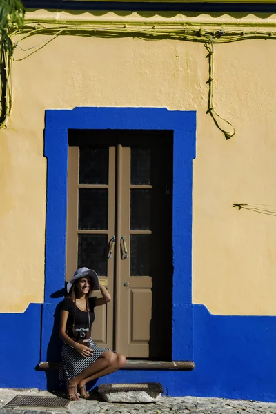 Chica joven con cámara fotográfica en la ciudad . — Foto de Stock