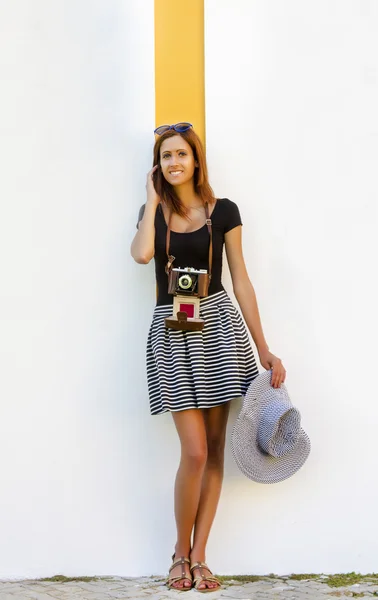 Young girl with  photographic camera in the city. — Stock Photo, Image